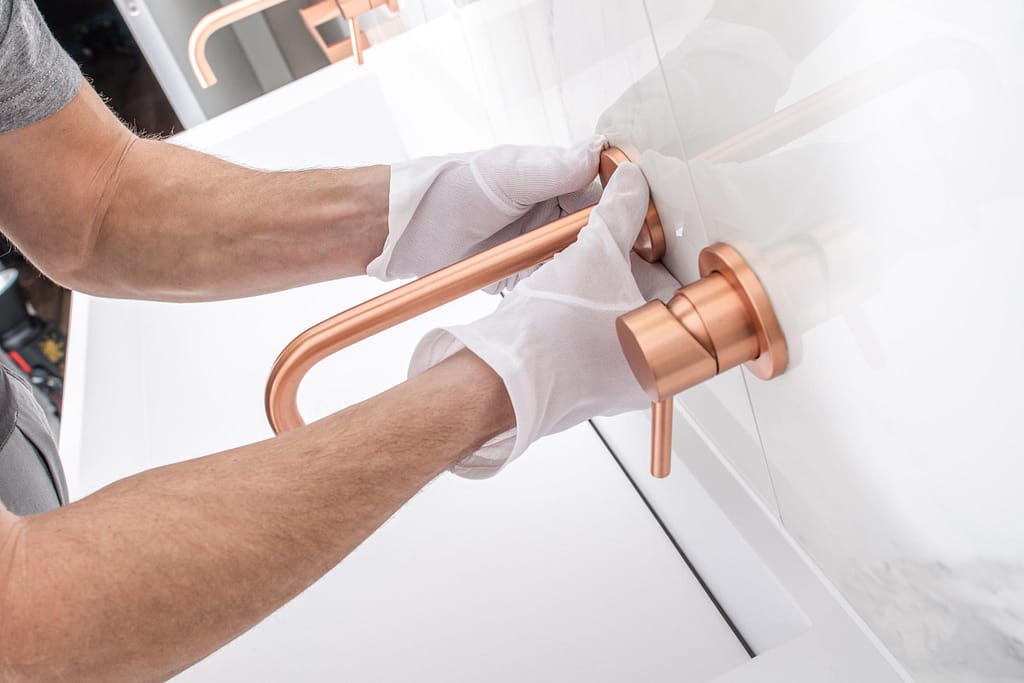 fixation d'un mitigeur dans une salle de bain