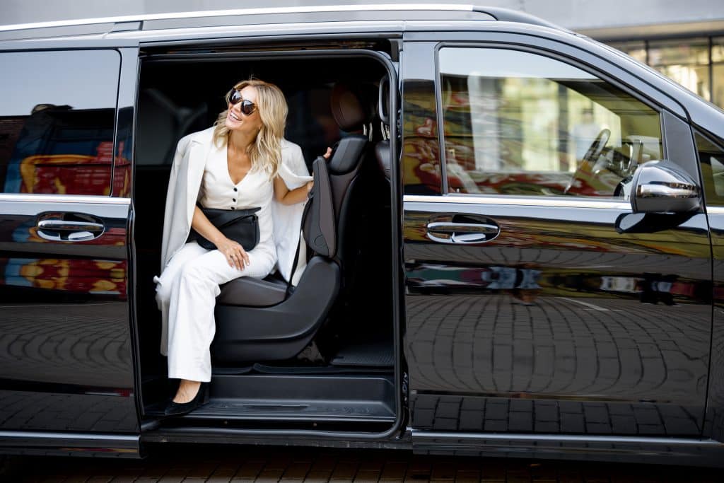 femme qui sort d'une voiture d'un chauffeur privé