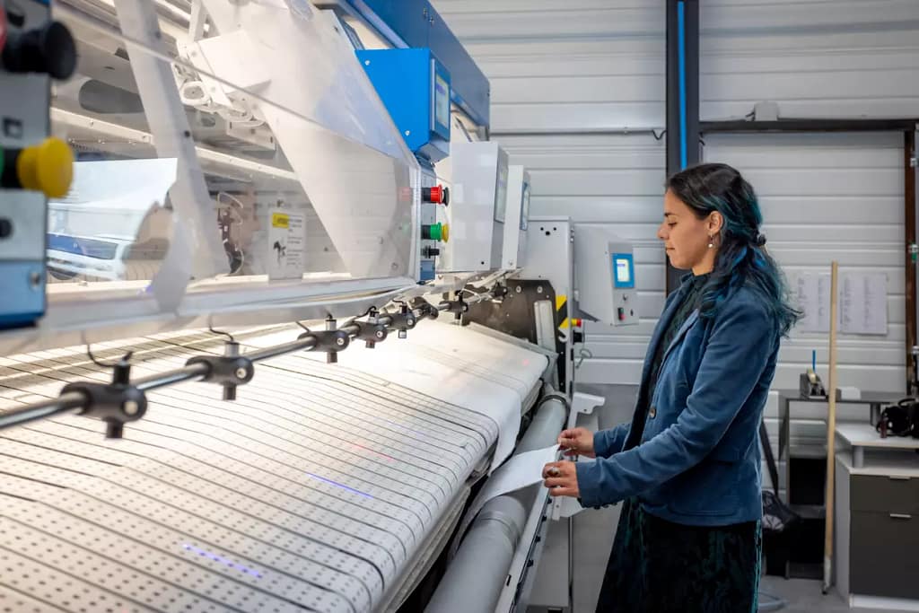 ouvrière dans une blanchisserie industrielle