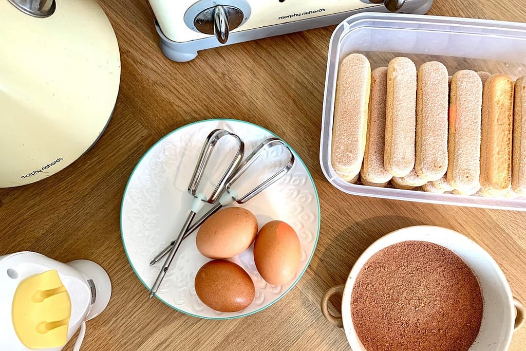 oeufs, chocolat et bâton à biscuit pour préparer un gâteau