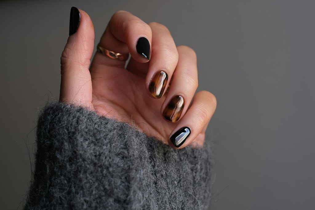 zoom sur les ongles d'une main