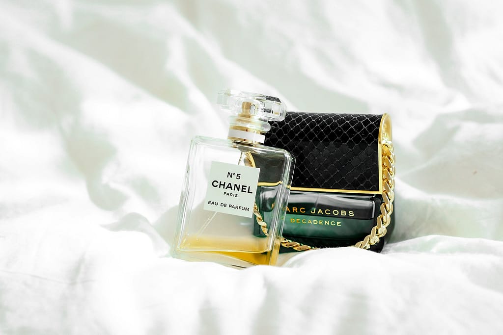 flacon d'un parfum Chanel avec un sac de luxe