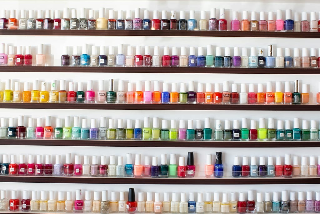 étagères remplies de vernis à ongle