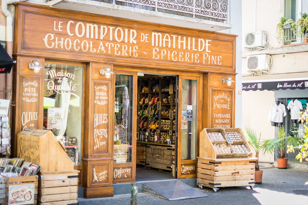 devanture d'une épicerie fine et chocolaterie
