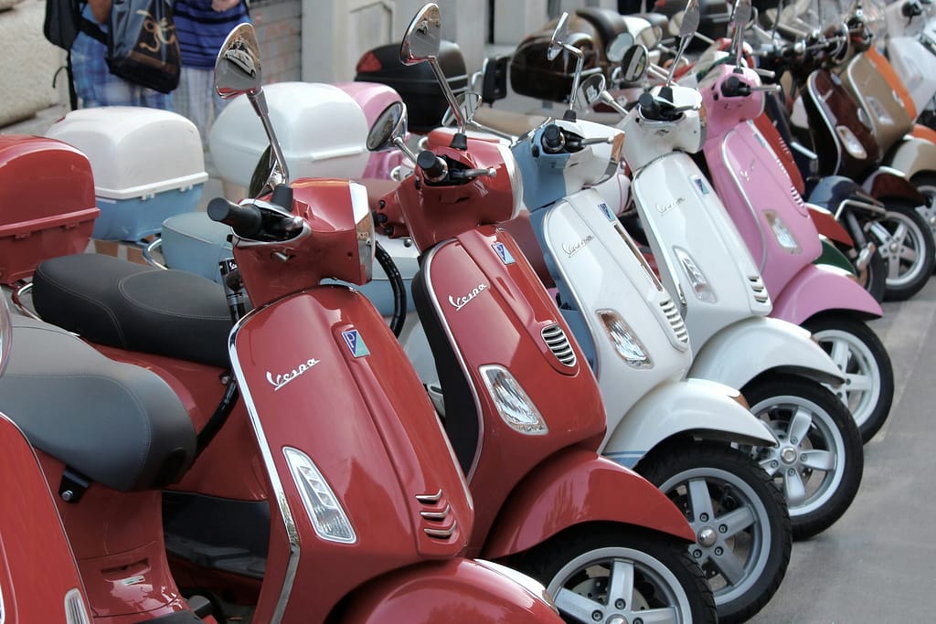 rangée de scooters garés dans une rue
