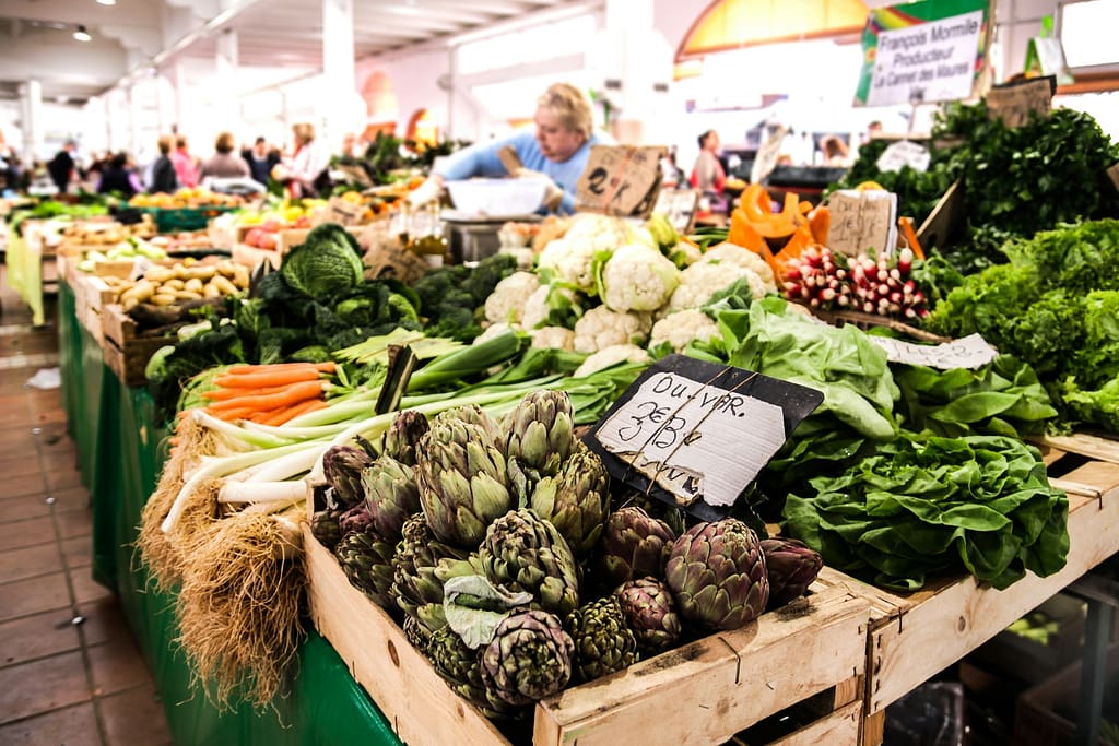 artichauts en vente sur un marché aux fruits et légumes