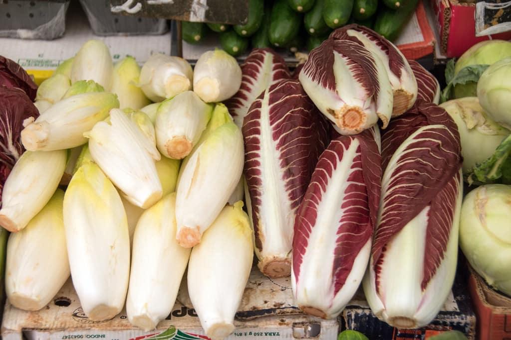 différents types d'endives sur un marché