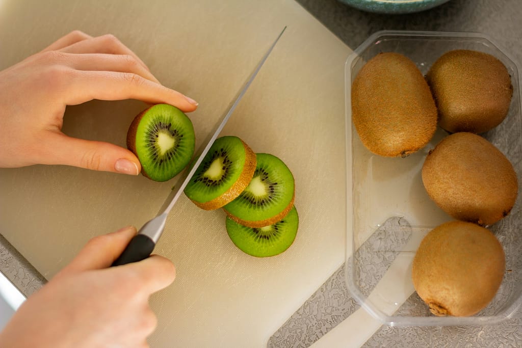 kiwi découpé sur une planche dans une cuisine