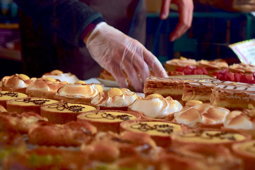 pâtissier qui expose ses créations