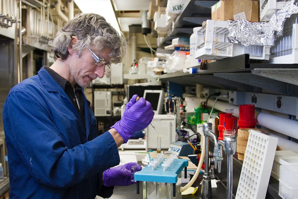 Examen du résultat d'une analyse dans un laboratoire