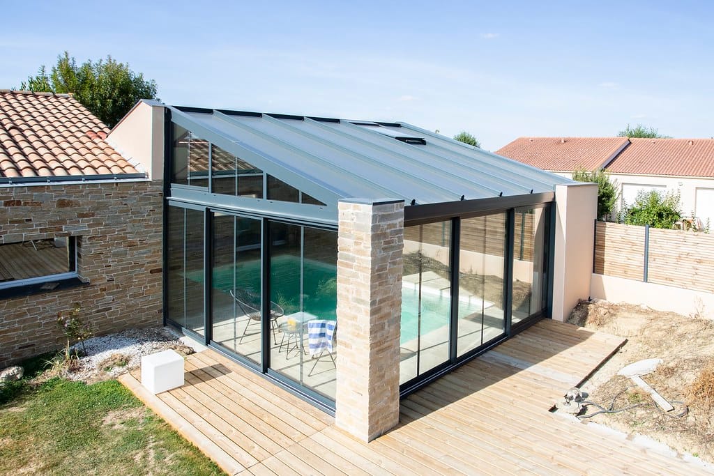 véranda abritant une piscine
