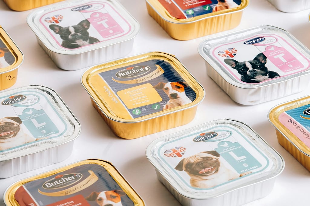 Différentes boites de nourriture pour chat