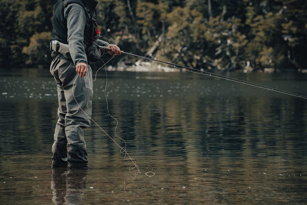 pêcheur dans une rivière en France