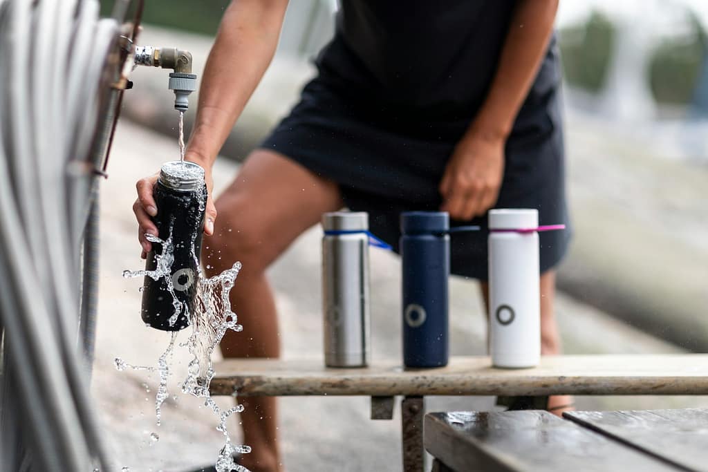 remplissage de gourdes à une fontaine