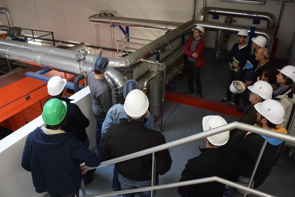 touristes dans un site industriel