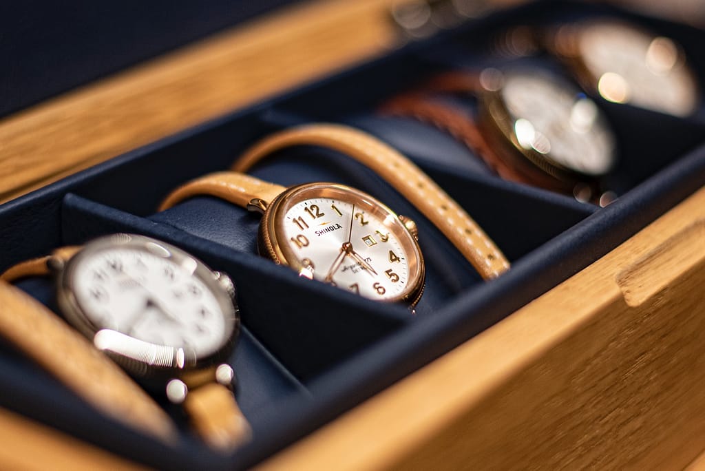 Plusieurs montres de luxe rangées dans des boites