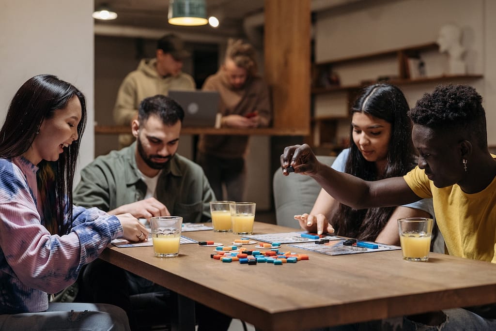 groupe d'amis qui joue à un jeu de société d'ambiance lors d'une fête