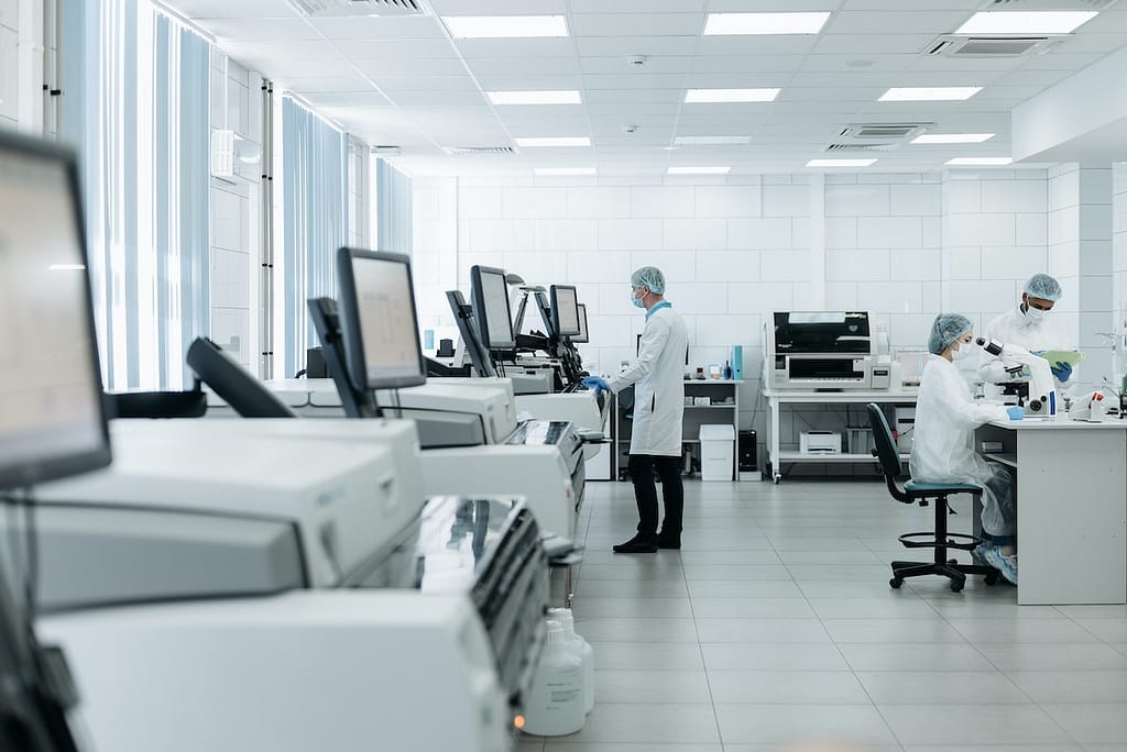 Praticiens médicaux dans un laboratoire