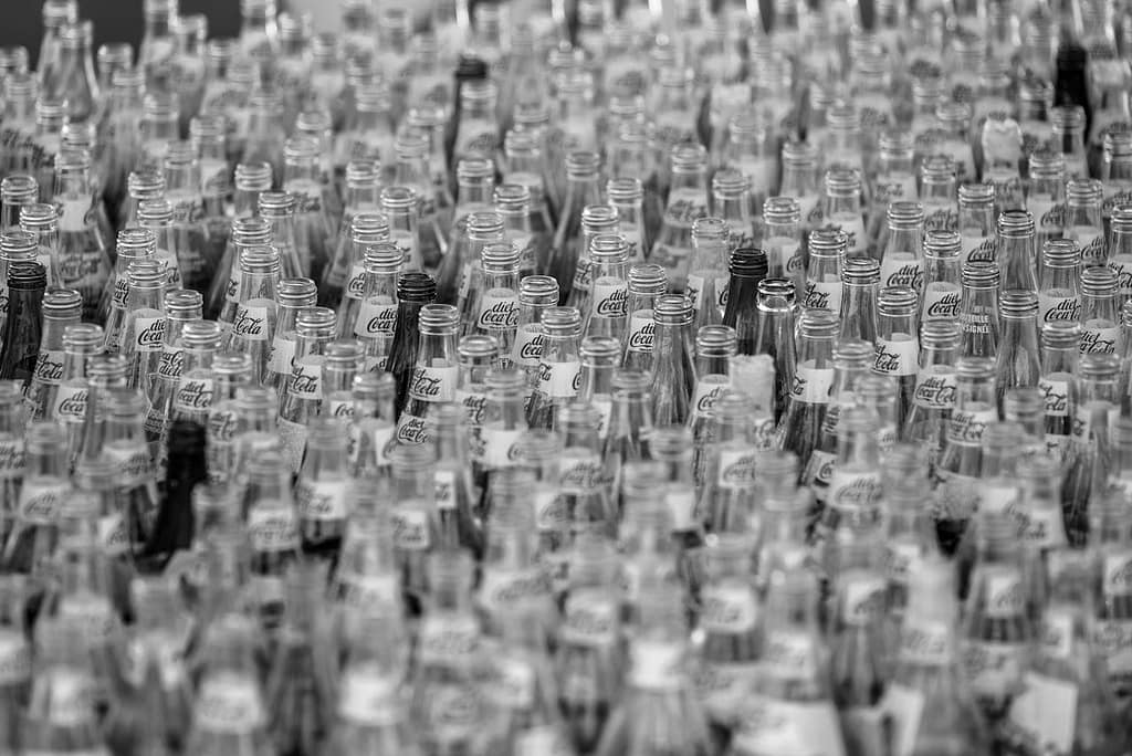 multitude de bouteilles en verre Coca-Cola