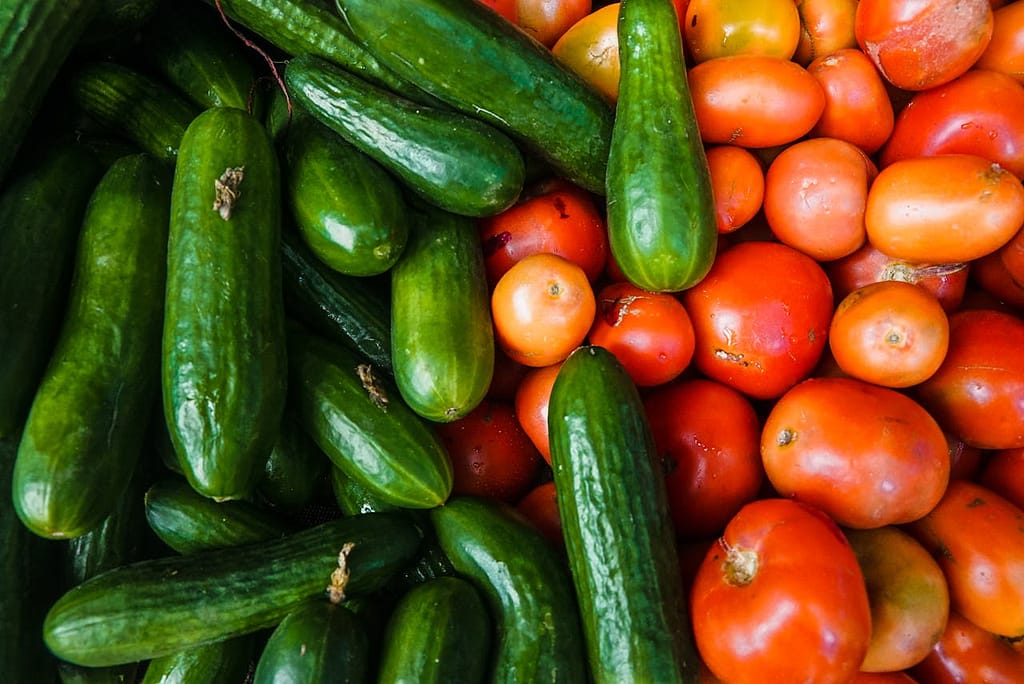 concombres e tomates sur l'étale d'un marché