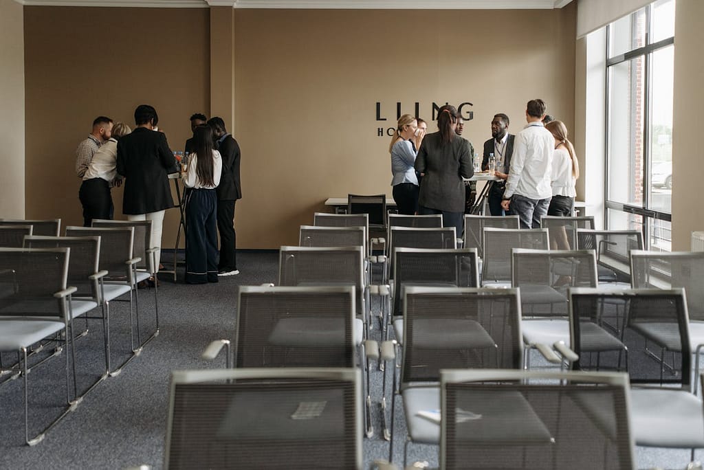 salle de conférence après un séminaire