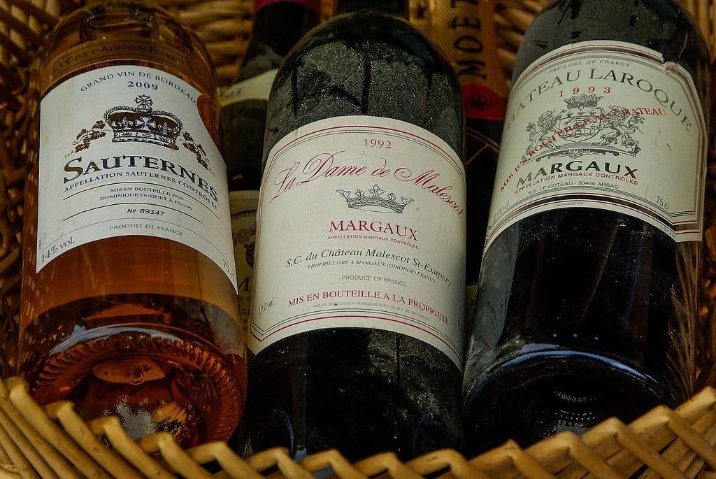 Trois bouteilles de vin de maisons bordelaises
