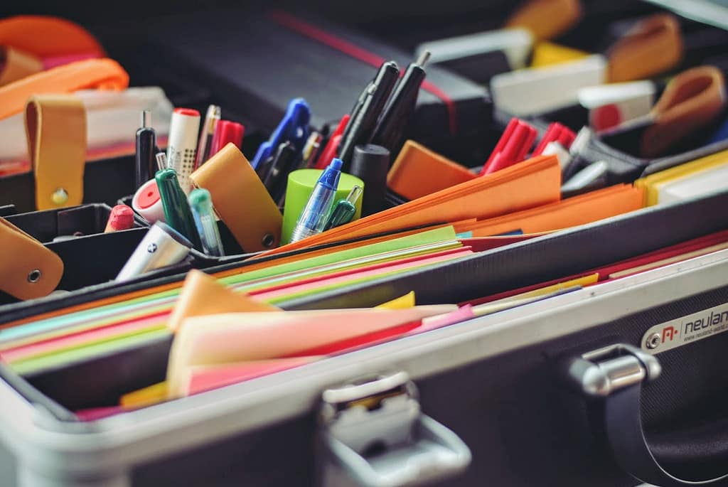 multitude de fournitures de bureau, papiers, stylos, classeurs