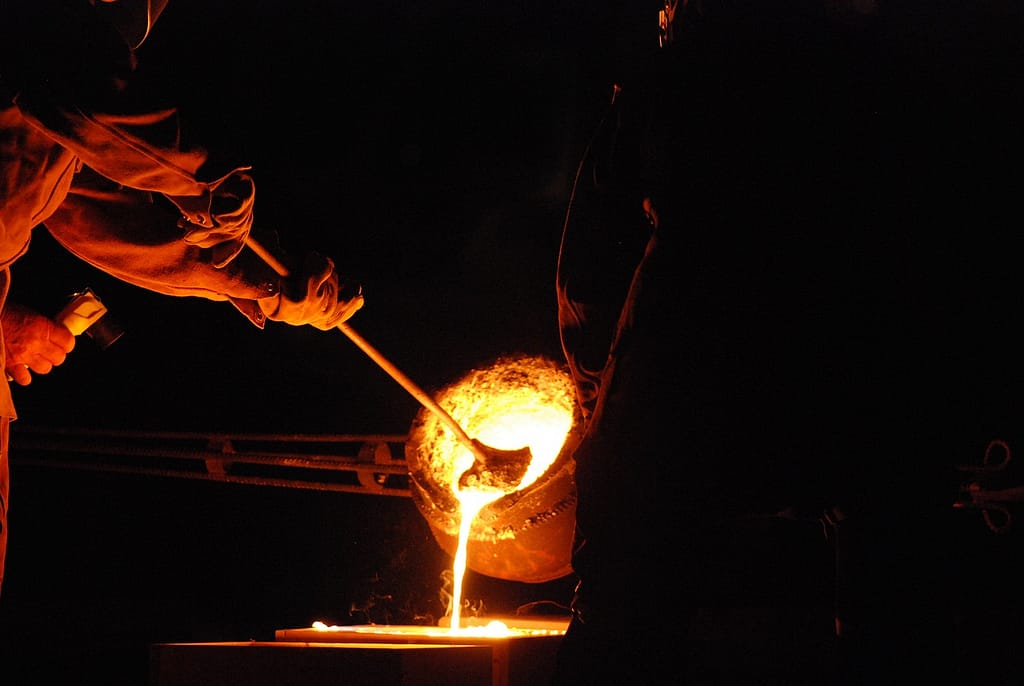 cuve de métaux légers en fusion dans une fonderie