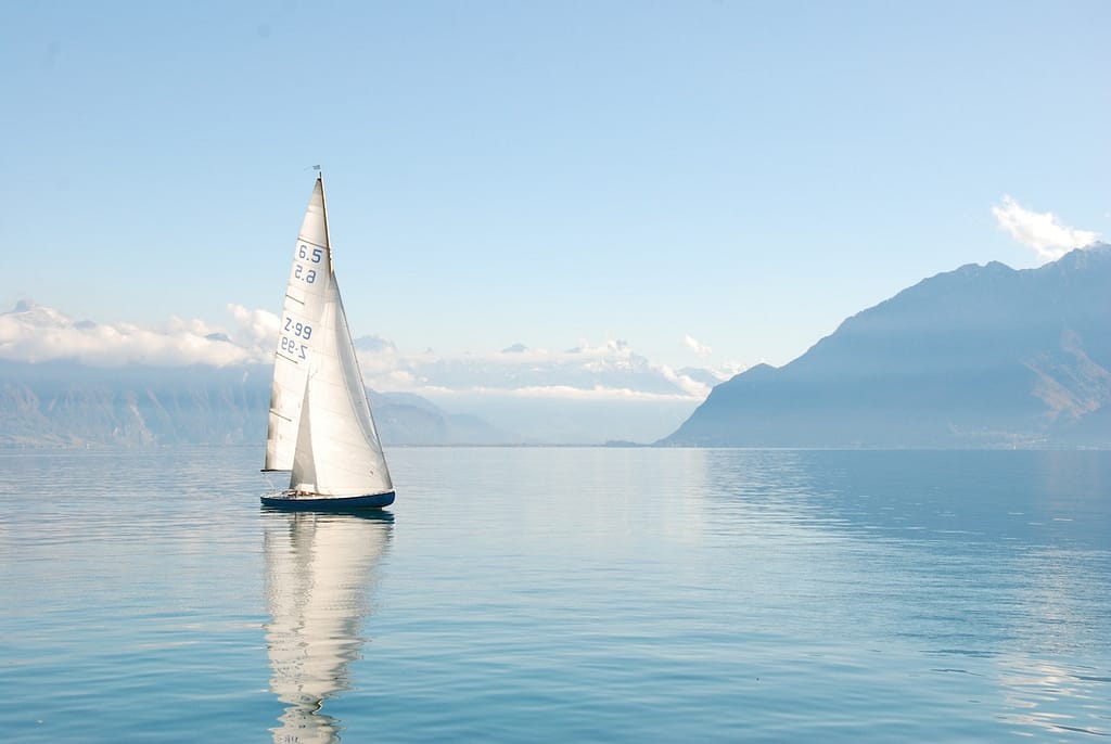 un voilier blanc sur un lac