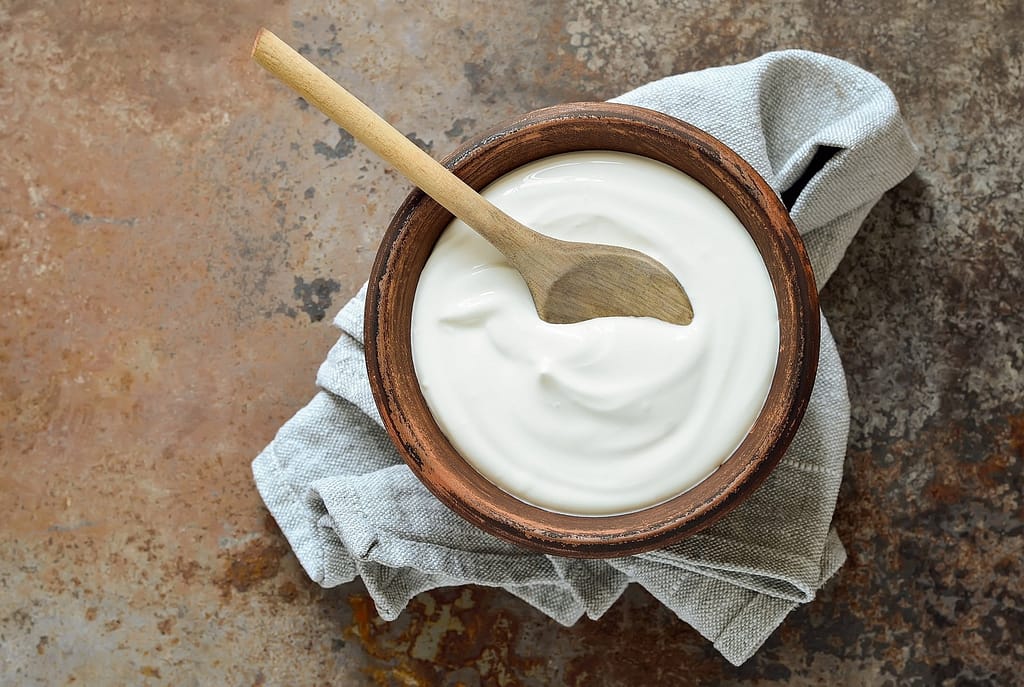 fromage blanc dans un pot en bois