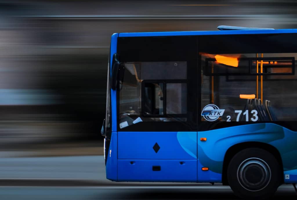 Bus en mouvement dans une ville
