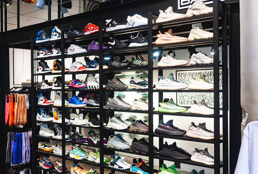 chaussures de sport dans un magasin