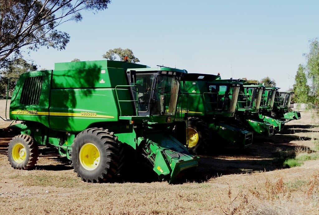 rangée de différentes machines agricoles
