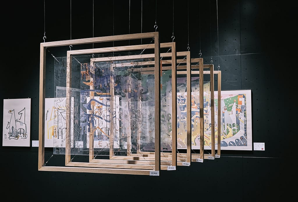 oeuvres d'art accrochées dans une galerie