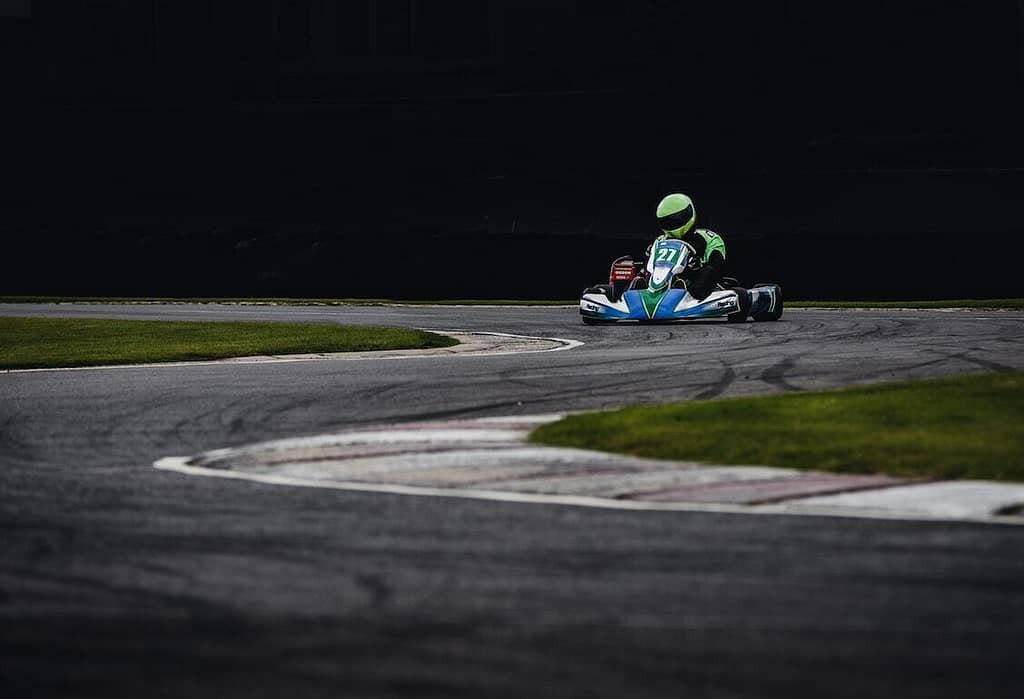pilote de kart sur un circuit
