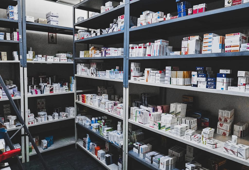 intérieur d'une pharmacie d'officine avec de nombreux médicaments