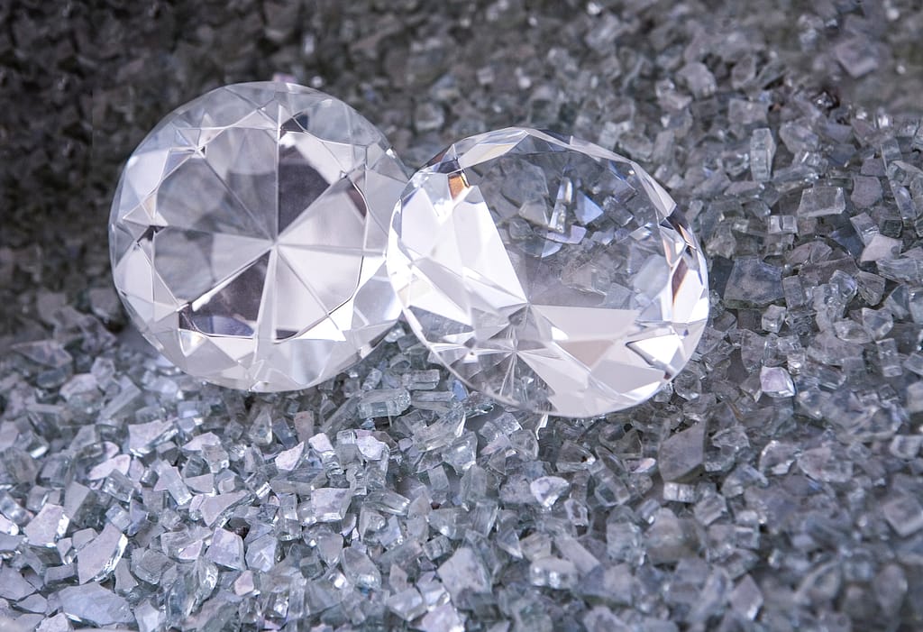 deux diamants sur une multitude de petits morceaux de verre
