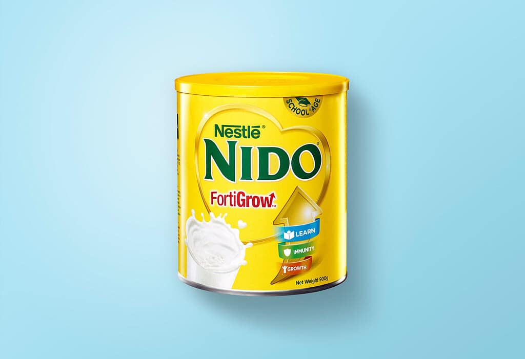 lait en poudre dans un pot de marque Nestlé