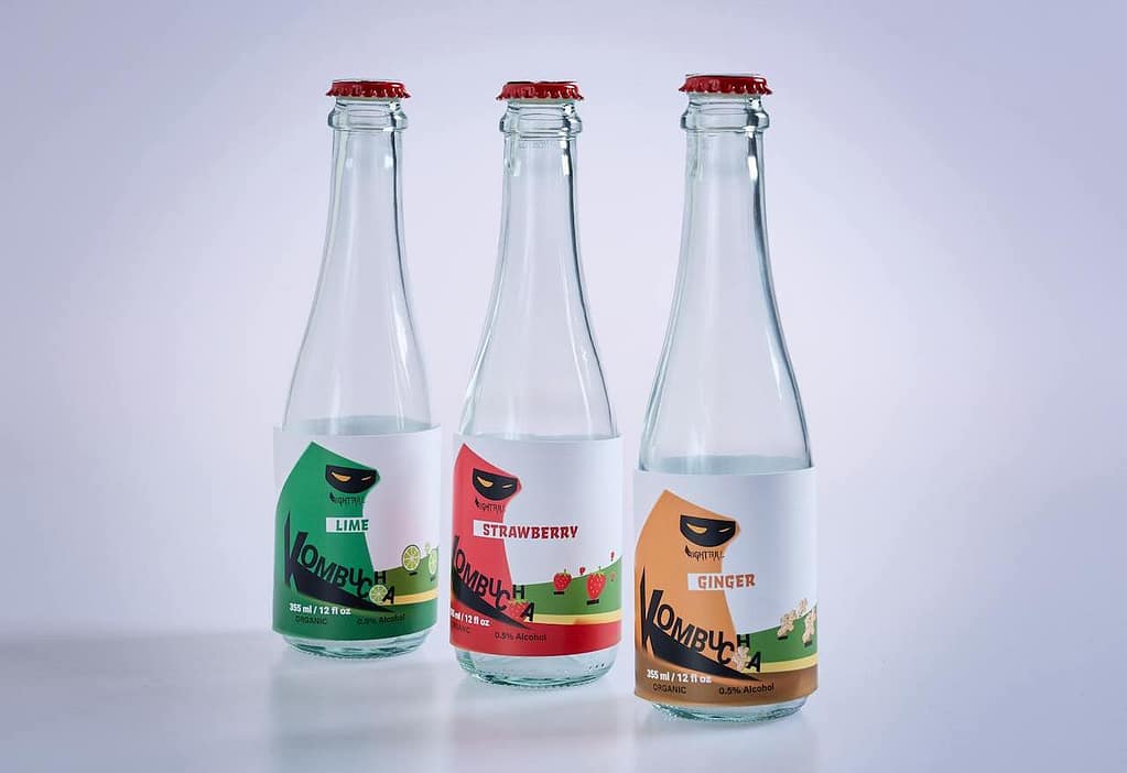 trois bouteilles de kombucha avec différents goûts