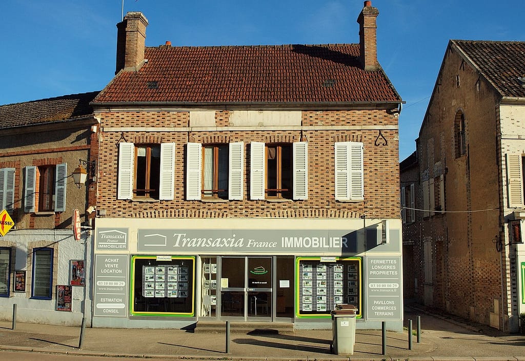 une agence immobilière dans une petite ville française