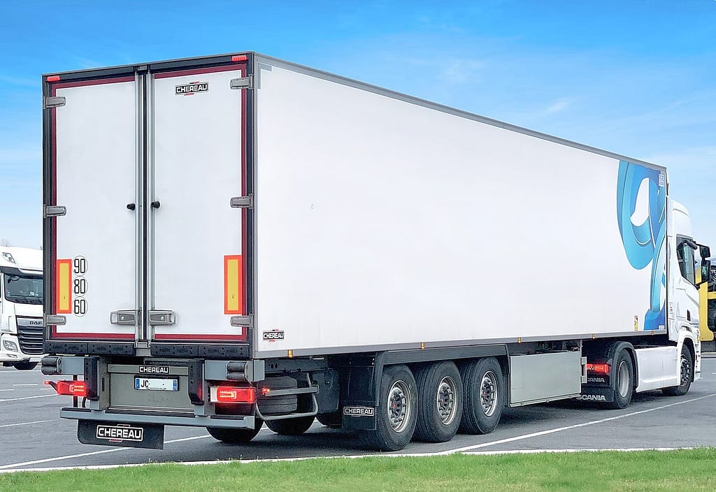 un camion frigorifique sur un parking