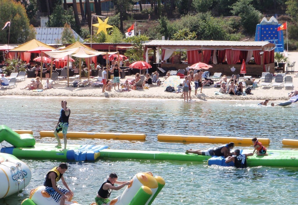 parc aquatique sur une plage