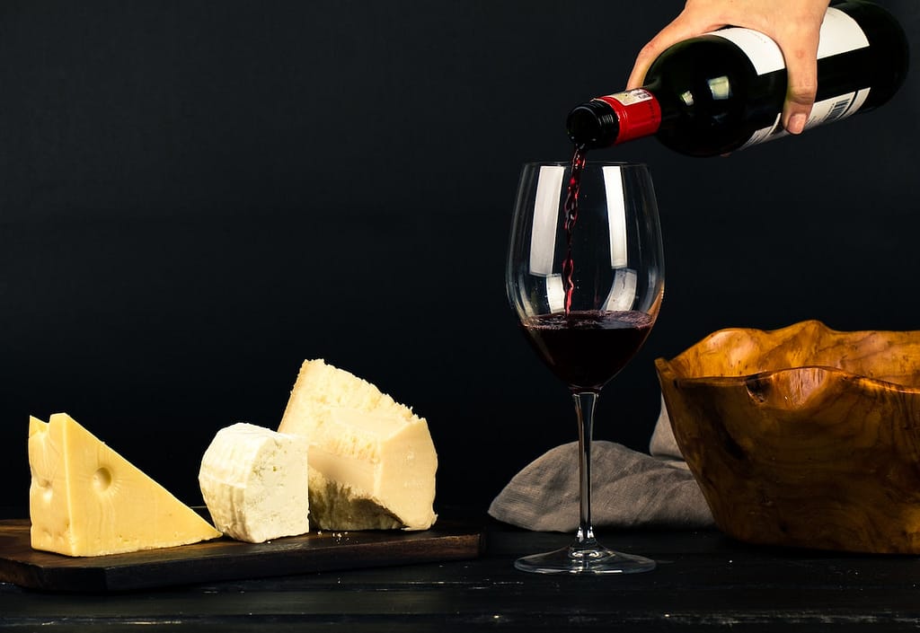 un verre de vin de Bourgogne accompagné de fromages