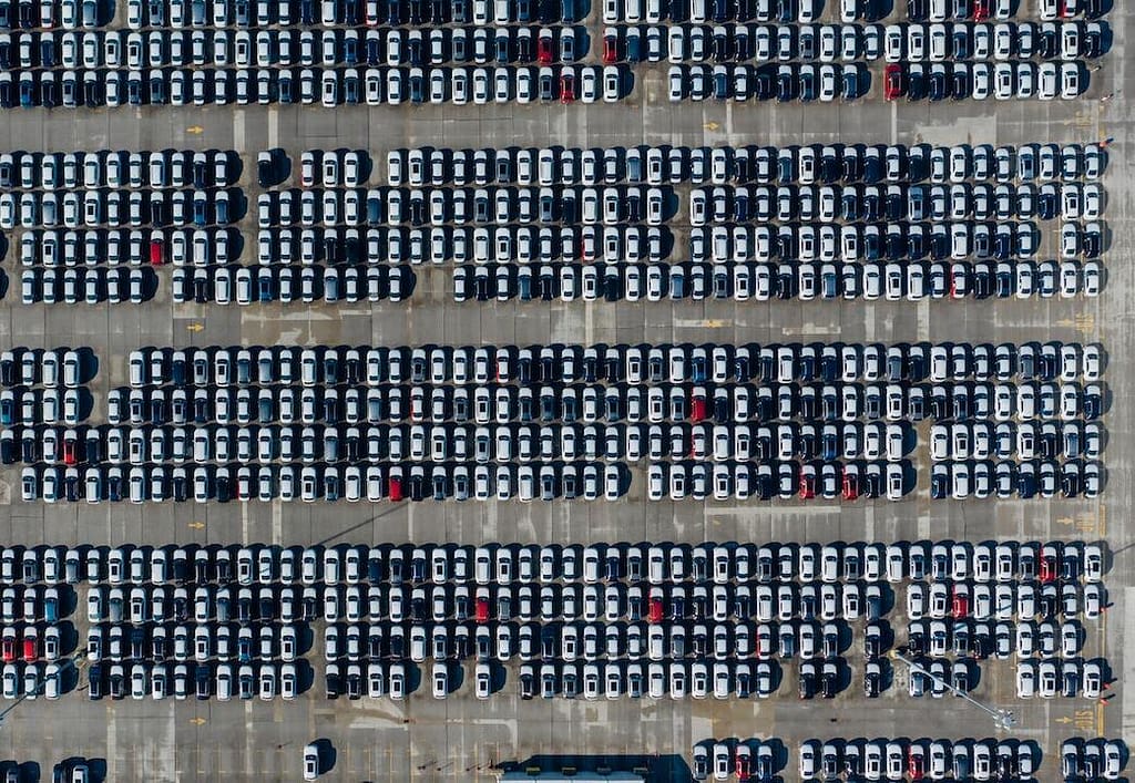 parking géant rempli de véhicules automobiles