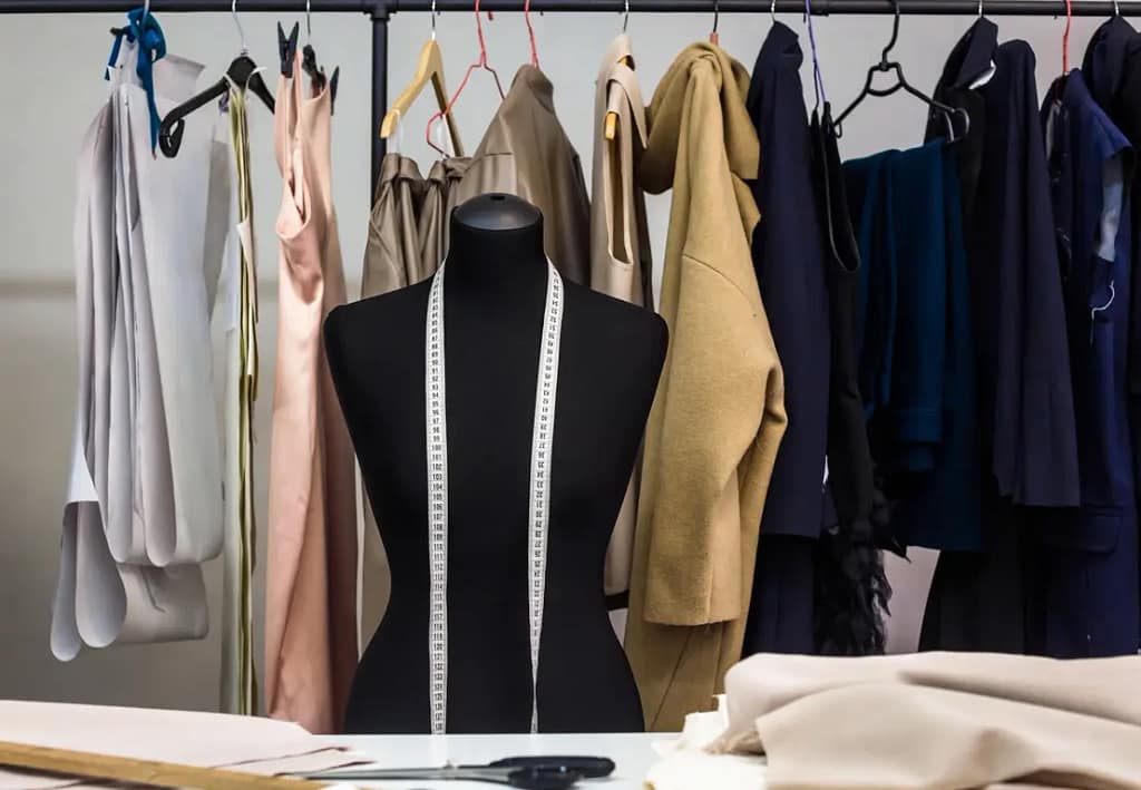 plusieurs types d'habits dans un atelier de confection