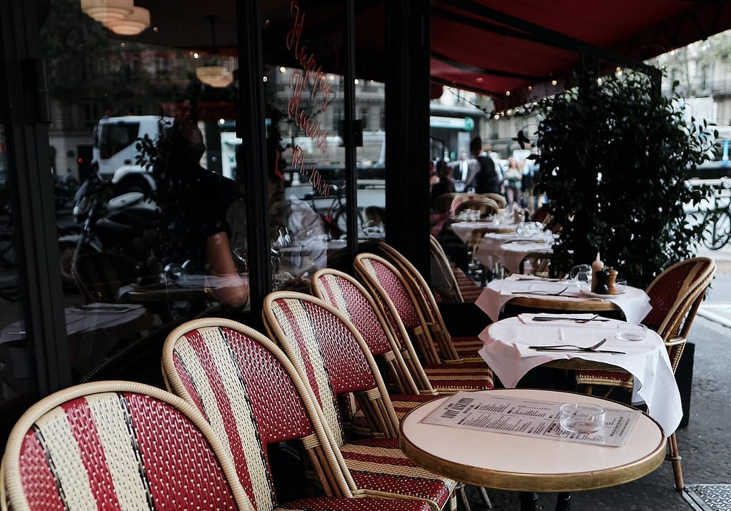 terrasse d'un restaurant parisien typique