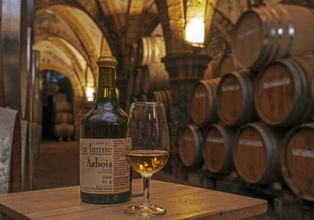 bouteille de Macvin du Jura AOC dans une cave à vin