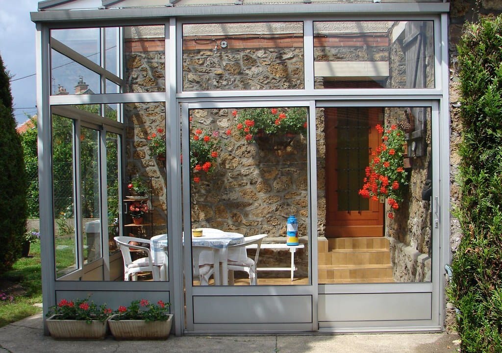 petite véranda en bois adossée à une maison