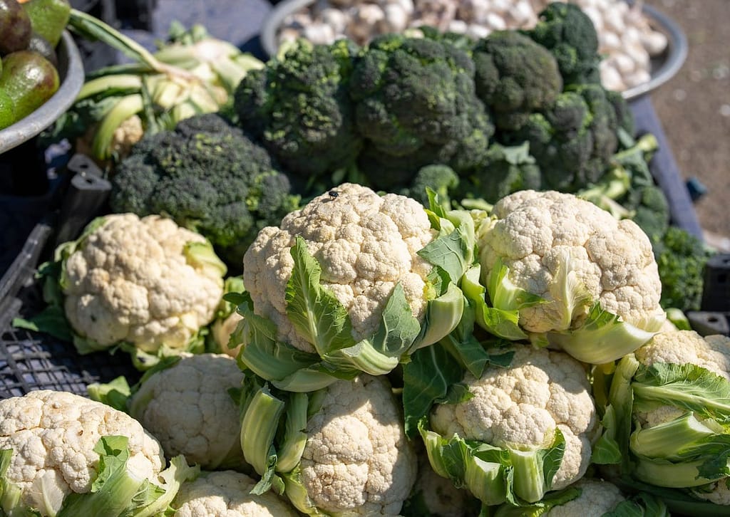 choux-fleurs et brocolis sur un marché