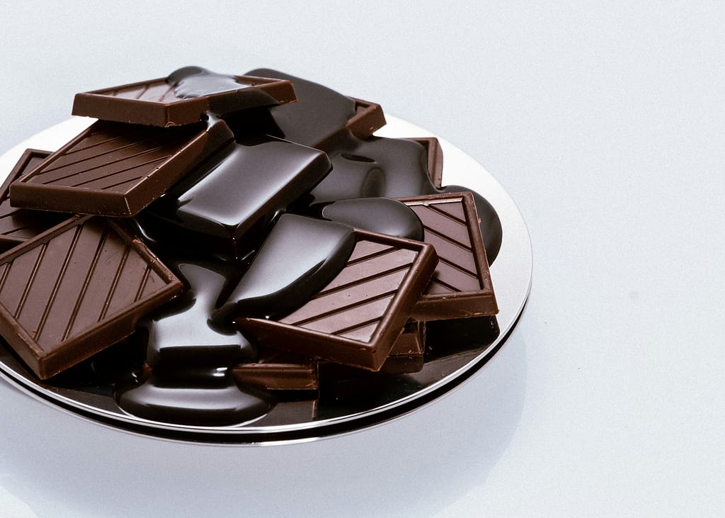 plusieurs cafés de chocolat avec du chocolat fondu